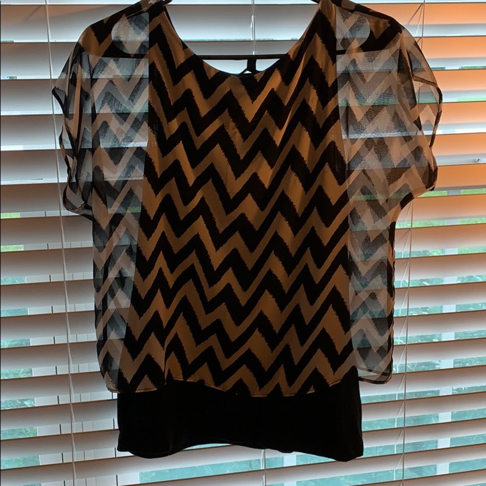 EUC Express Chevron black and taupe top Small